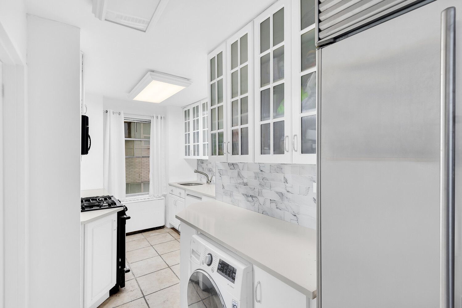 530 East 72nd Street, Unit 3F Manhattan, NY 10021 - Photo 15 of 16 a bathroom with a tub sink and a mirror
