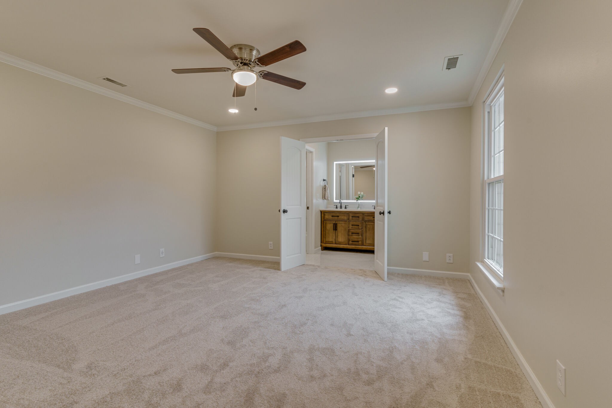 950 General George Patton Road Nashville, TN 37221 - Photo 27 of 34 an empty room with a ceiling fan and window