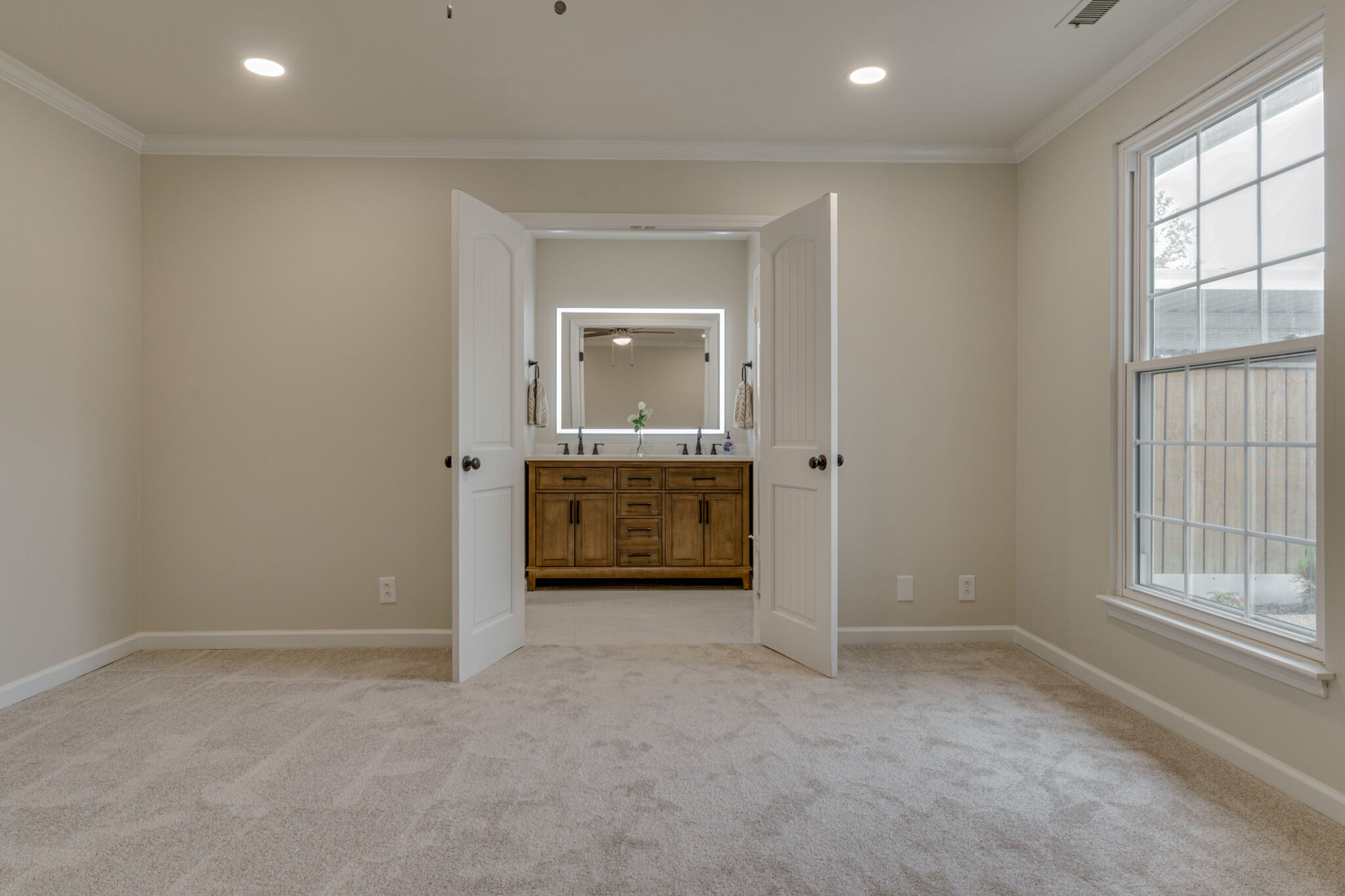 950 General George Patton Road Nashville, TN 37221 - Photo 29 of 34 an empty room with windows and cabinet