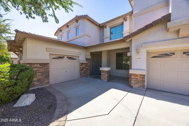 a view of an entryway with livingroom