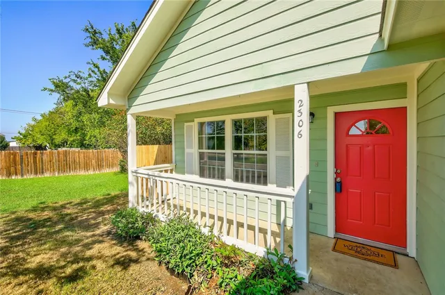$260,000 | 2306 West Street, Taylor, TX 76574