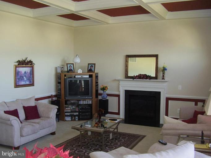 4001 Sapling Way Triangle, VA 22172 - Photo 14 of 25 Family Room
