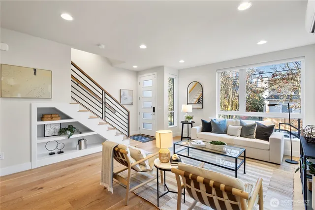 $5,000 | 2212 Franklin Avenue East, Unit B, Seattle, WA 98102