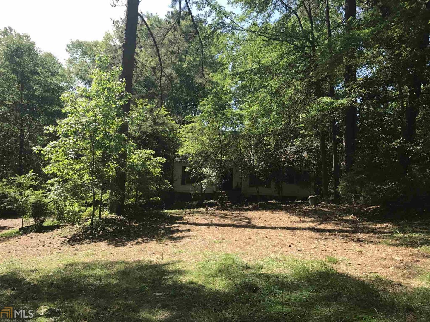 a view of yard with trees