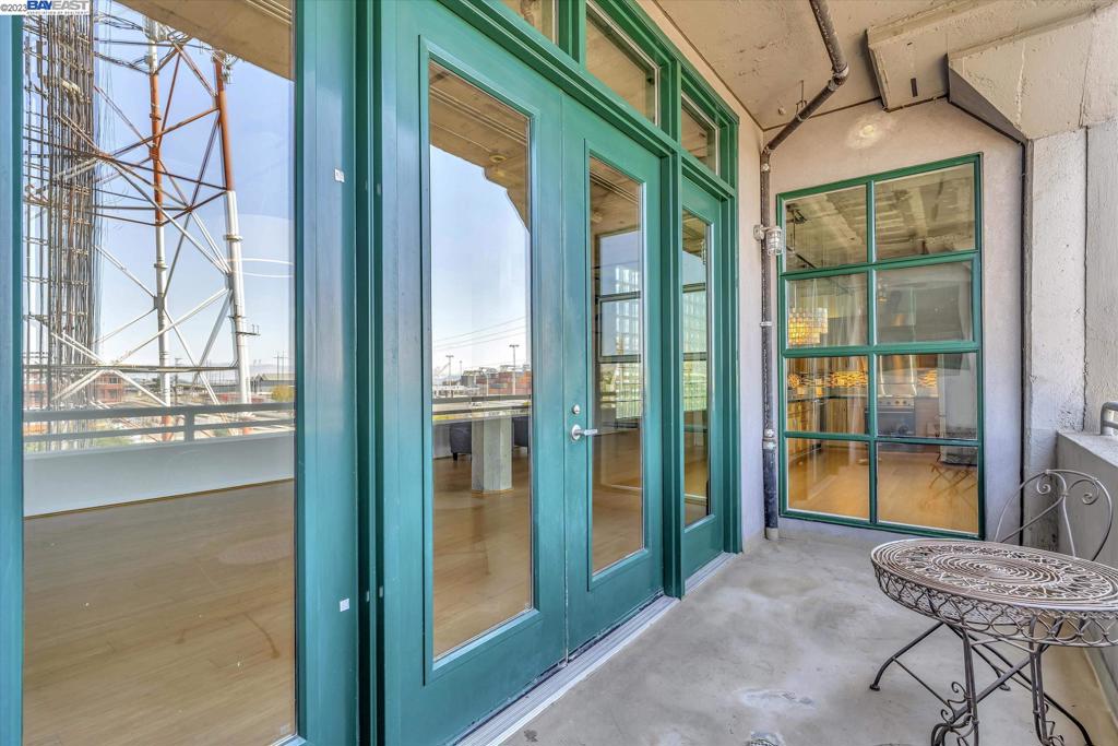737 2nd Street, Unit 310 Oakland, CA 94607 - Photo 28 of 29 a view of an outdoor space and porch