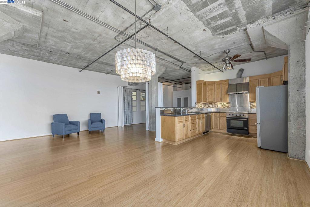 737 2nd Street, Unit 310 Oakland, CA 94607 - Photo 10 of 29 a large kitchen with a table and chairs