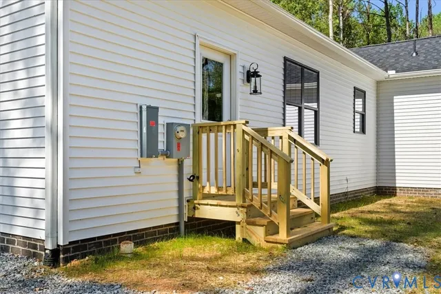 a view of a house with backyard and swimming pool