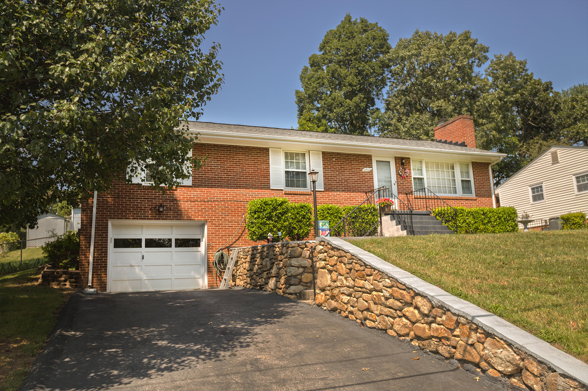 3463 Greencliff Road Roanoke, VA 24018 - Photo 2 of 30 Garage