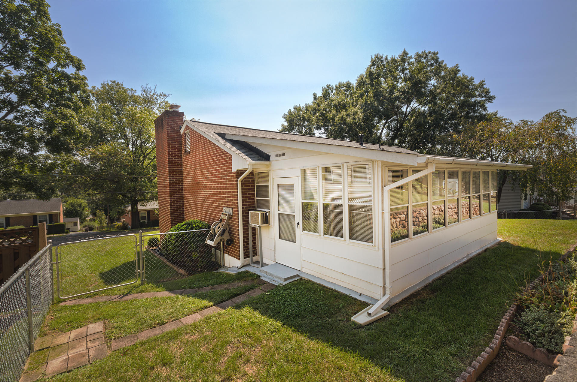 3463 Greencliff Road Roanoke, VA 24018 - Photo 27 of 30 Sunroom exterior