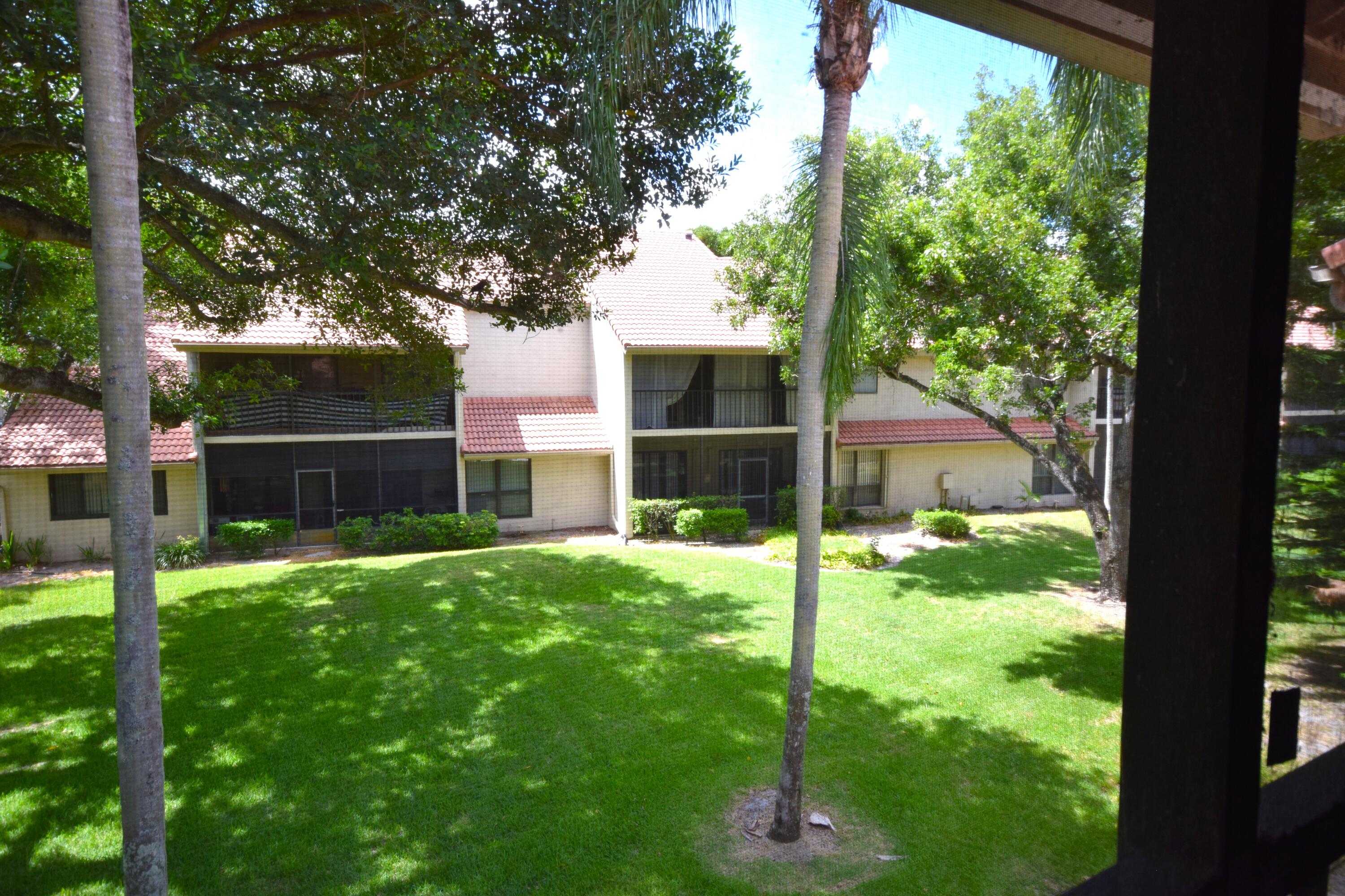 5530 Coach House Circle, Unit E Boca Raton, FL 33486 - Photo 30 of 40 a view of backyard with green space
