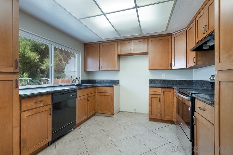 12538 Ridgeton Drive Lakeside, CA 92040 - Photo 5 of 25 Large kitchen