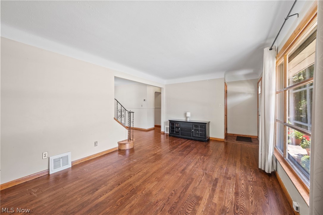 4435 Greenway Road Cleveland, OH 44121 - Photo 4 of 29