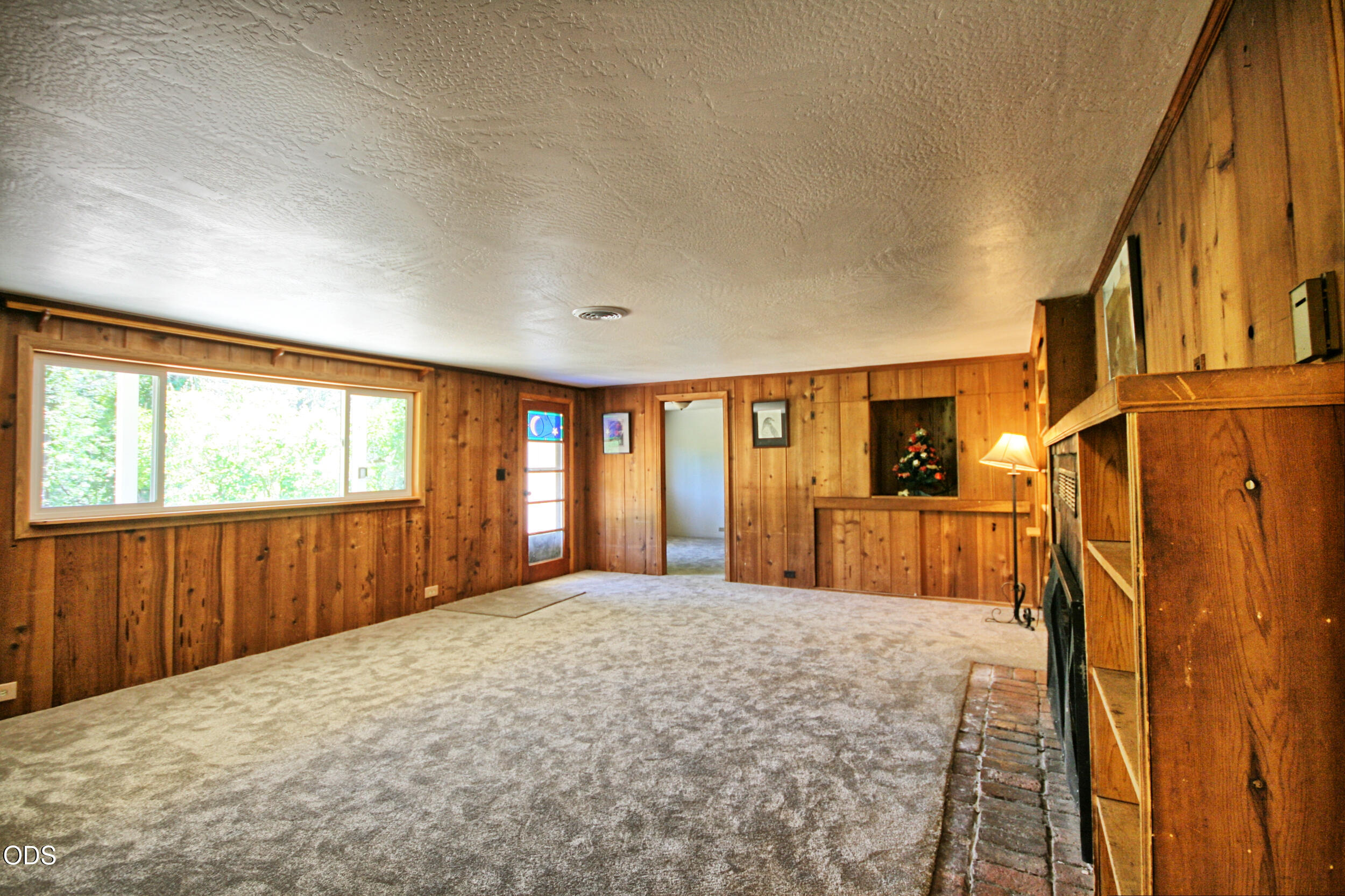 2525 Kinney Creek Road Jacksonville, OR 97530 - Photo 8 of 38 a large bedroom with a large bed and a large window