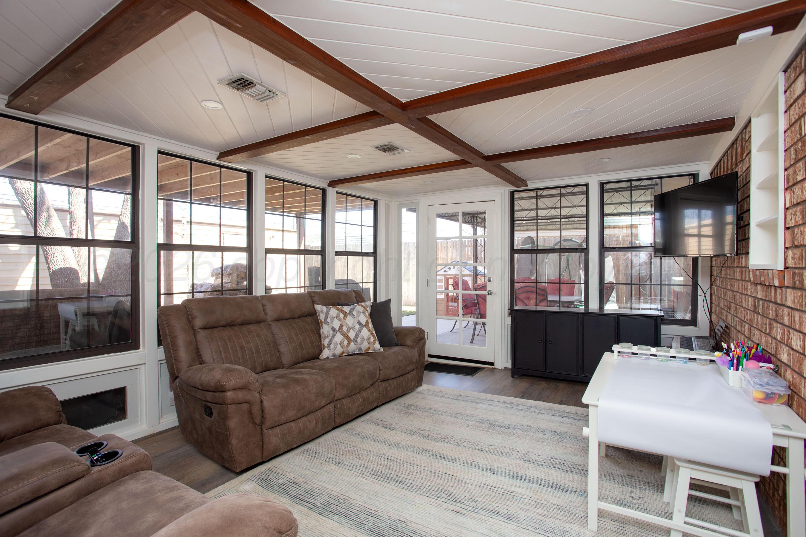 7924 Simpson Drive Amarillo, TX 79121 - Photo 22 of 33 a living room with furniture and a flat screen tv