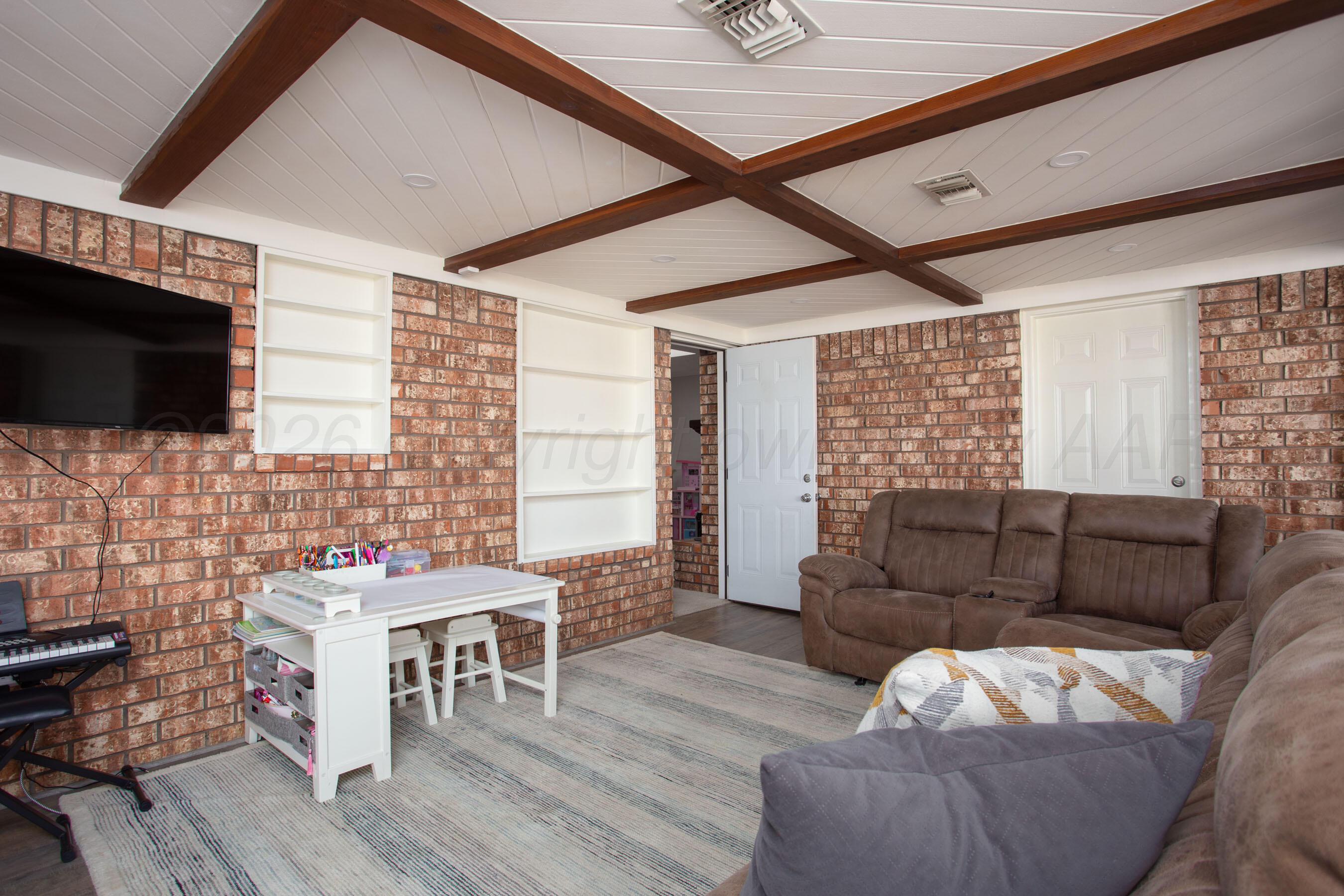 7924 Simpson Drive Amarillo, TX 79121 - Photo 23 of 33 a living room with furniture and a flat screen tv