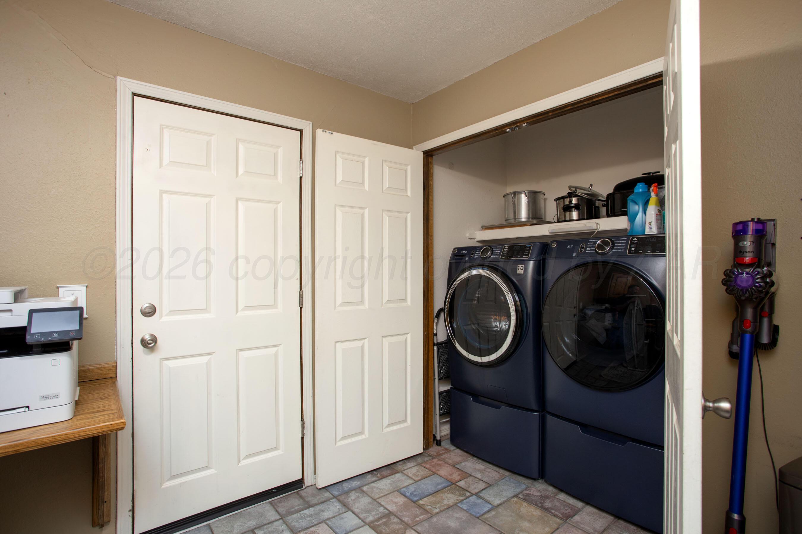 7924 Simpson Drive Amarillo, TX 79121 - Photo 25 of 33 a utility room with dryer and washer