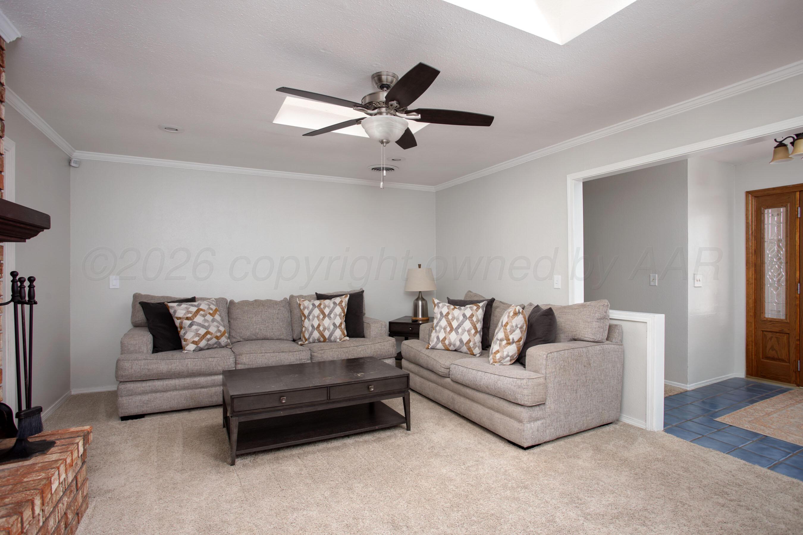 7924 Simpson Drive Amarillo, TX 79121 - Photo 5 of 33 a living room with furniture and a ceiling fan