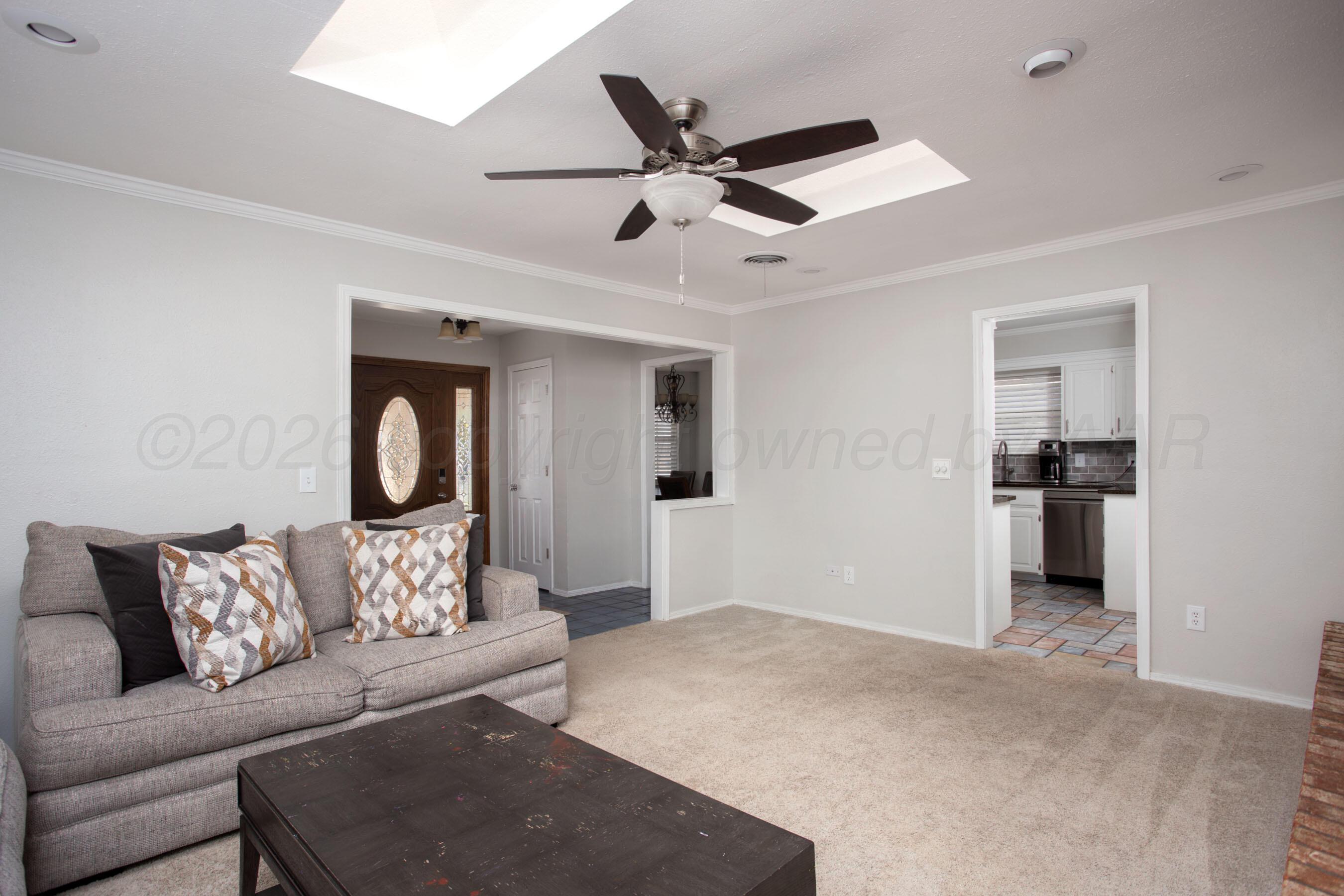 7924 Simpson Drive Amarillo, TX 79121 - Photo 6 of 33 a living room with furniture and a ceiling fan