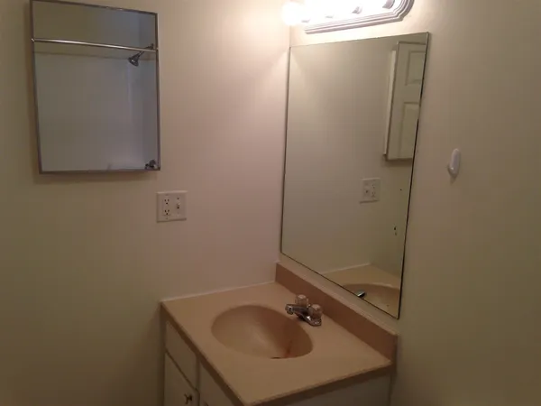 $1,809 | 3861 Brown Avenue, Unit 28, Manchester, NH 03103