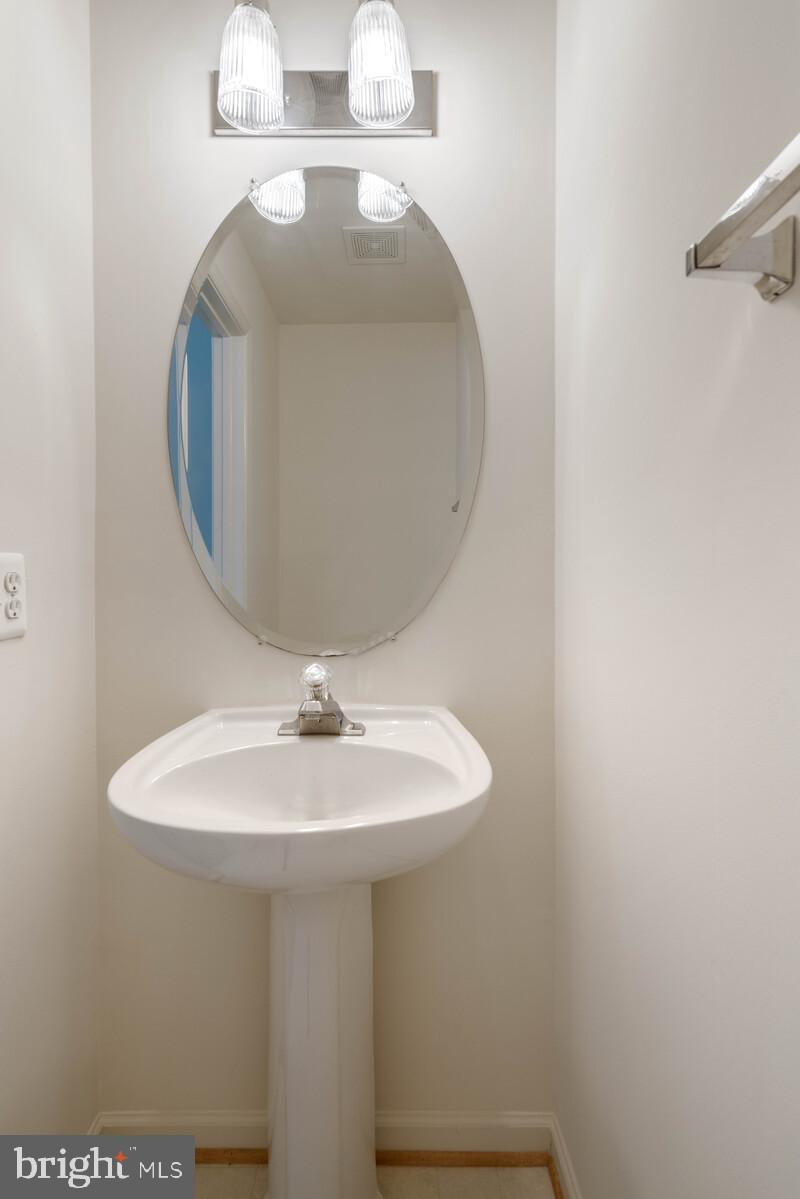 21508 Tamarack Ridge Square Sterling, VA 20164 - Photo 45 of 45 Powder room
