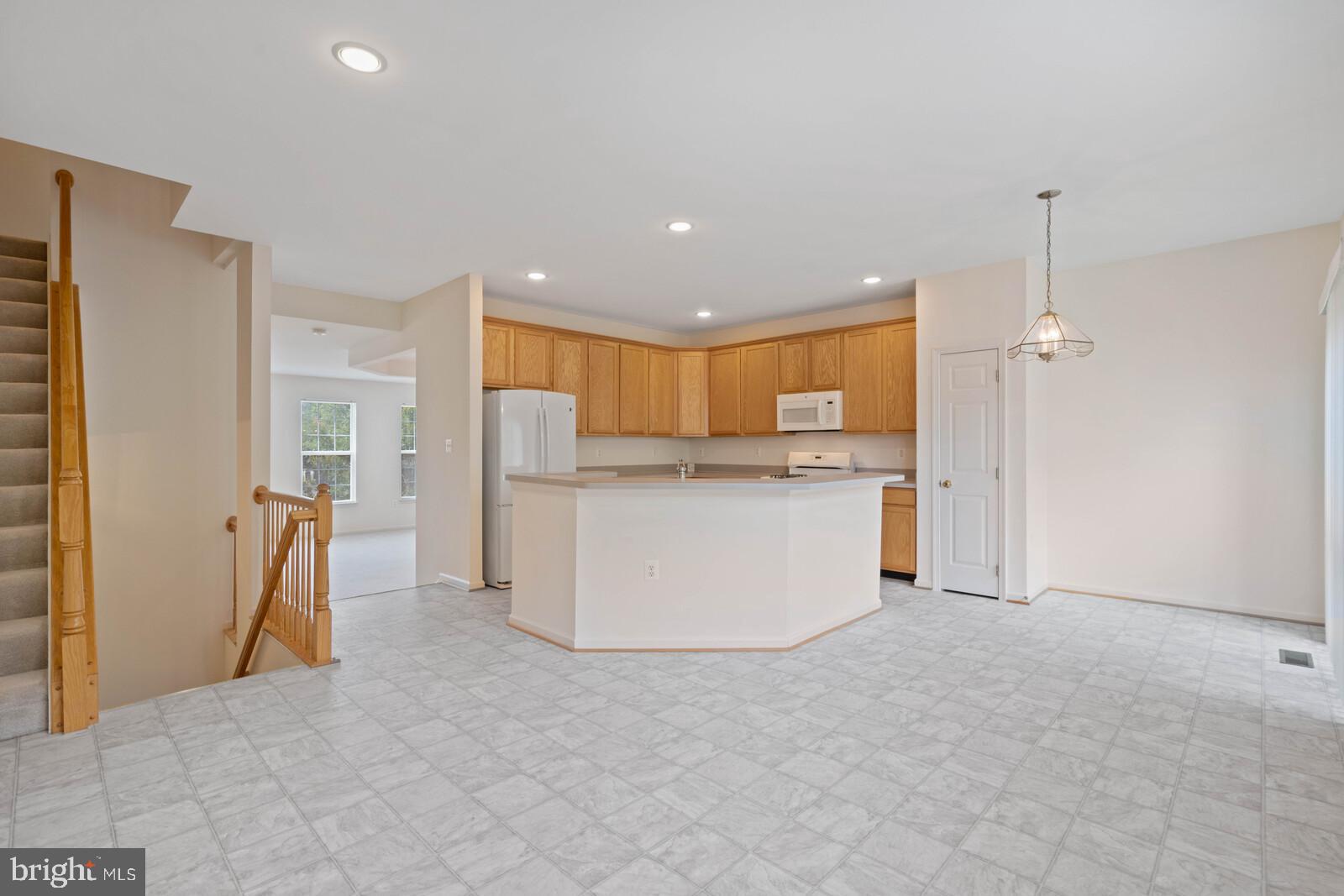 21508 Tamarack Ridge Square Sterling, VA 20164 - Photo 10 of 45 Huge kitchen with space for den or office area
