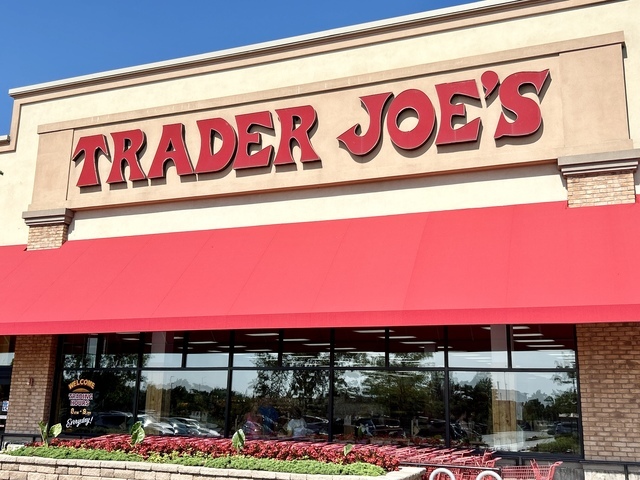 102 Ellis Road Algonquin, IL 60102 - Photo 41 of 45 a sign on a street sign