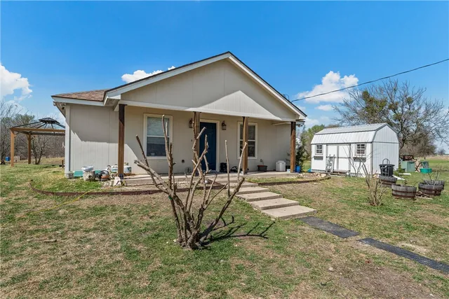 a view of a house with backyard