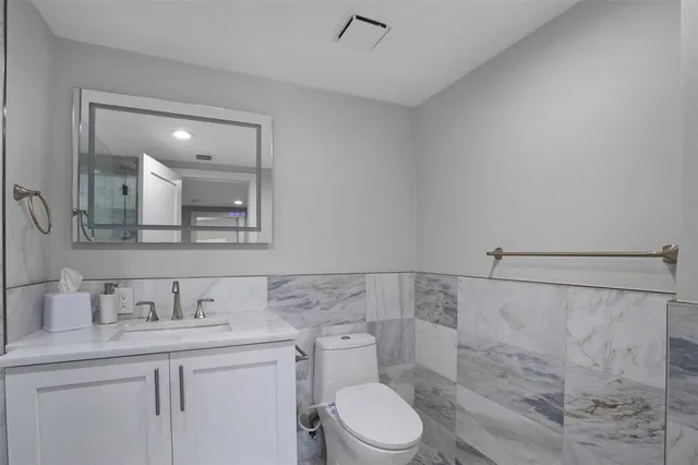 $899,000 | 333 Sunset Drive, Unit 208, Fort Lauderdale, FL 33301