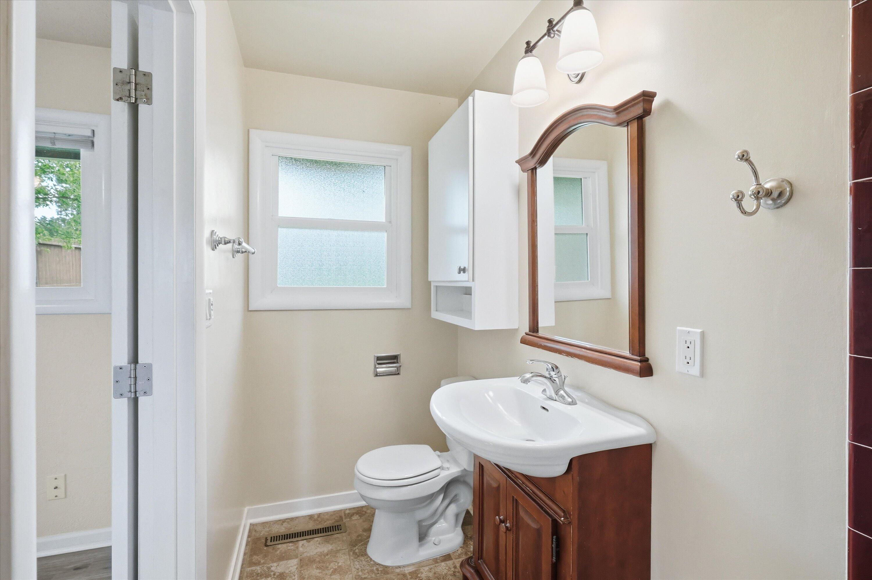 689 South Modoc Avenue Medford, OR 97504 - Photo 30 of 47 Primary bathroom