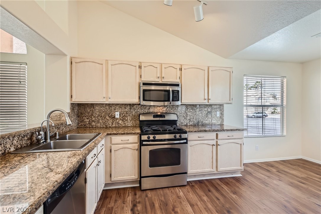67 Reflections Road Henderson, NV 89074 - Photo 8 of 28 Gallery Image 8