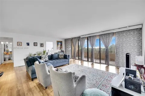 $349,000 | 11113 Biscayne Boulevard, Unit 255, Miami, FL 33181