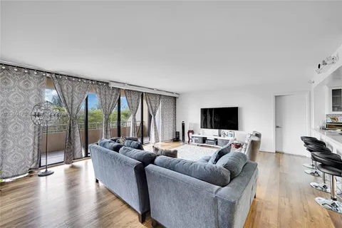 $349,000 | 11113 Biscayne Boulevard, Unit 255, Miami, FL 33181