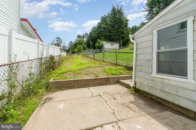 a view of a backyard