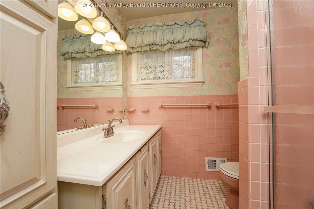 508 Woodcliff Road Charleston, WV 25314 - Photo 27 of 43 Main level bathroom. See next picture for update ideas.