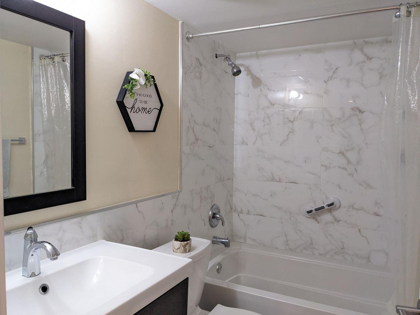 400 Club Circle, Unit 107 Boca Raton, FL 33487 - Photo 5 of 10 2nd bathroom