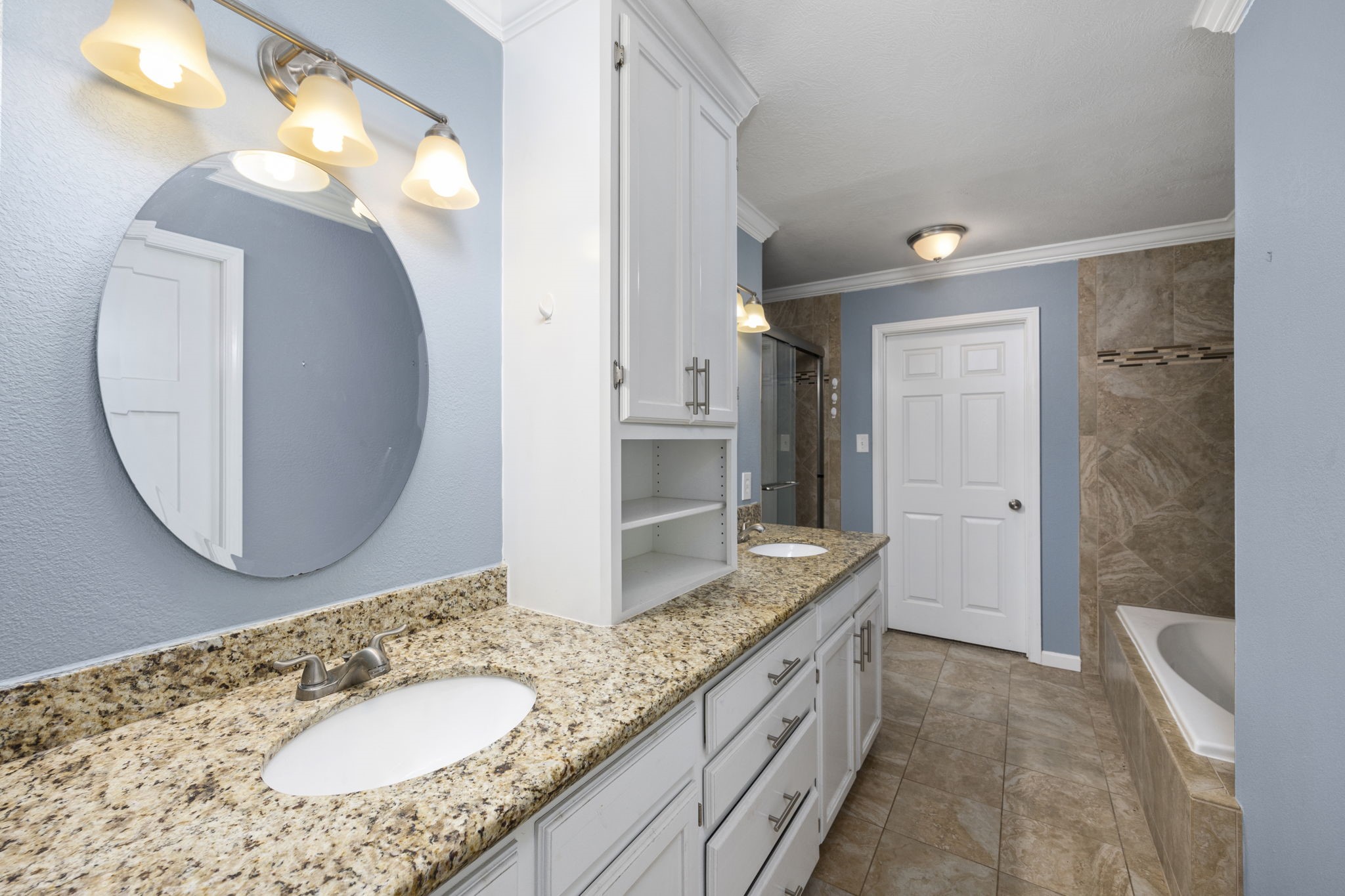 7407 Theisswood Road Spring, TX 77379 - Photo 25 of 42 Large secondary bath upstairs.