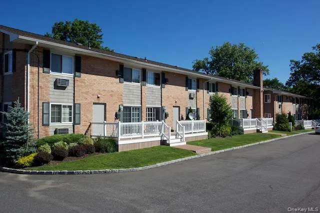 $2,670 | 68 Claire Court, Unit 68, West Babylon, NY 11704