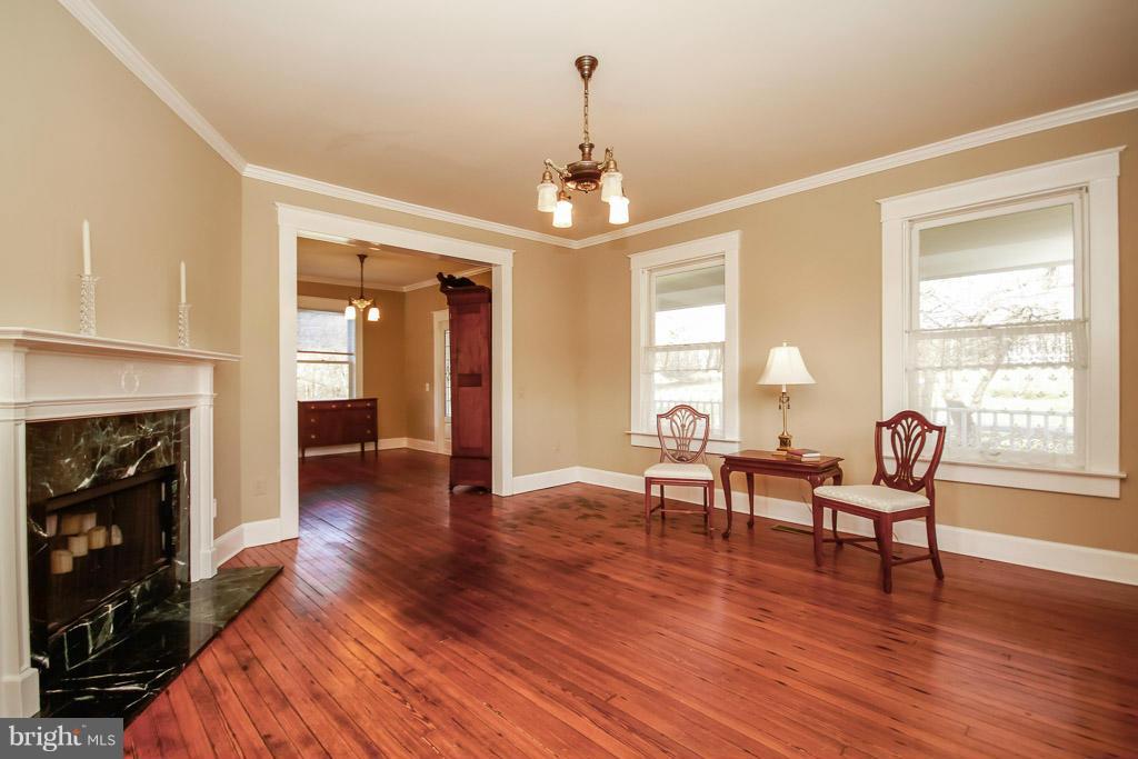 11301 Moxley Road Damascus, MD 20872 - Photo 3 of 30 Living Room