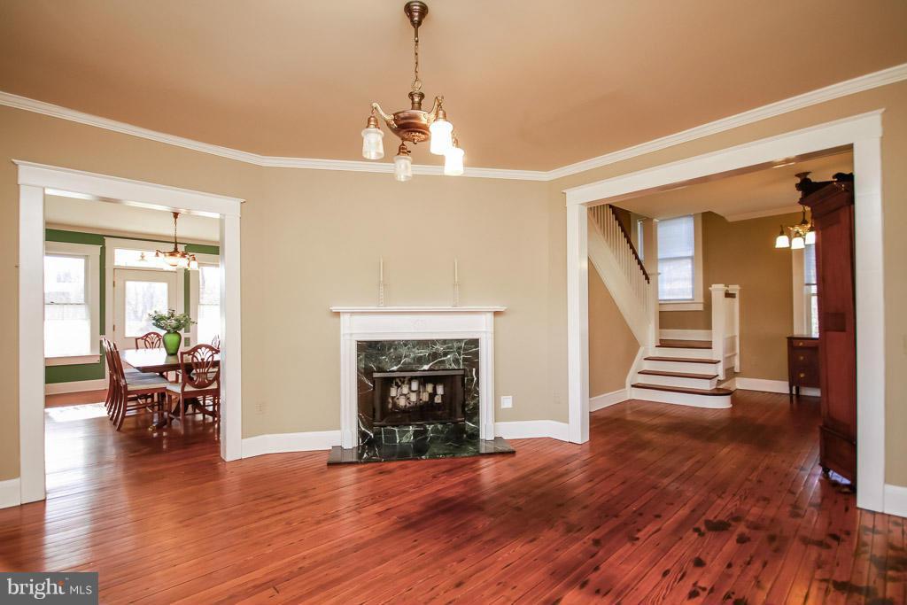 11301 Moxley Road Damascus, MD 20872 - Photo 4 of 30 Living Room