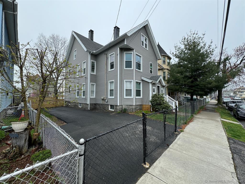 557 Colorado Avenue Bridgeport, CT 06605 - Photo 2 of 21