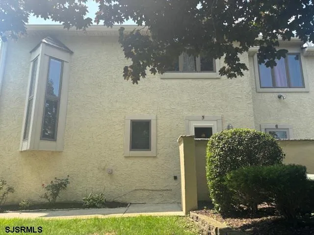 a view of entryway with garden