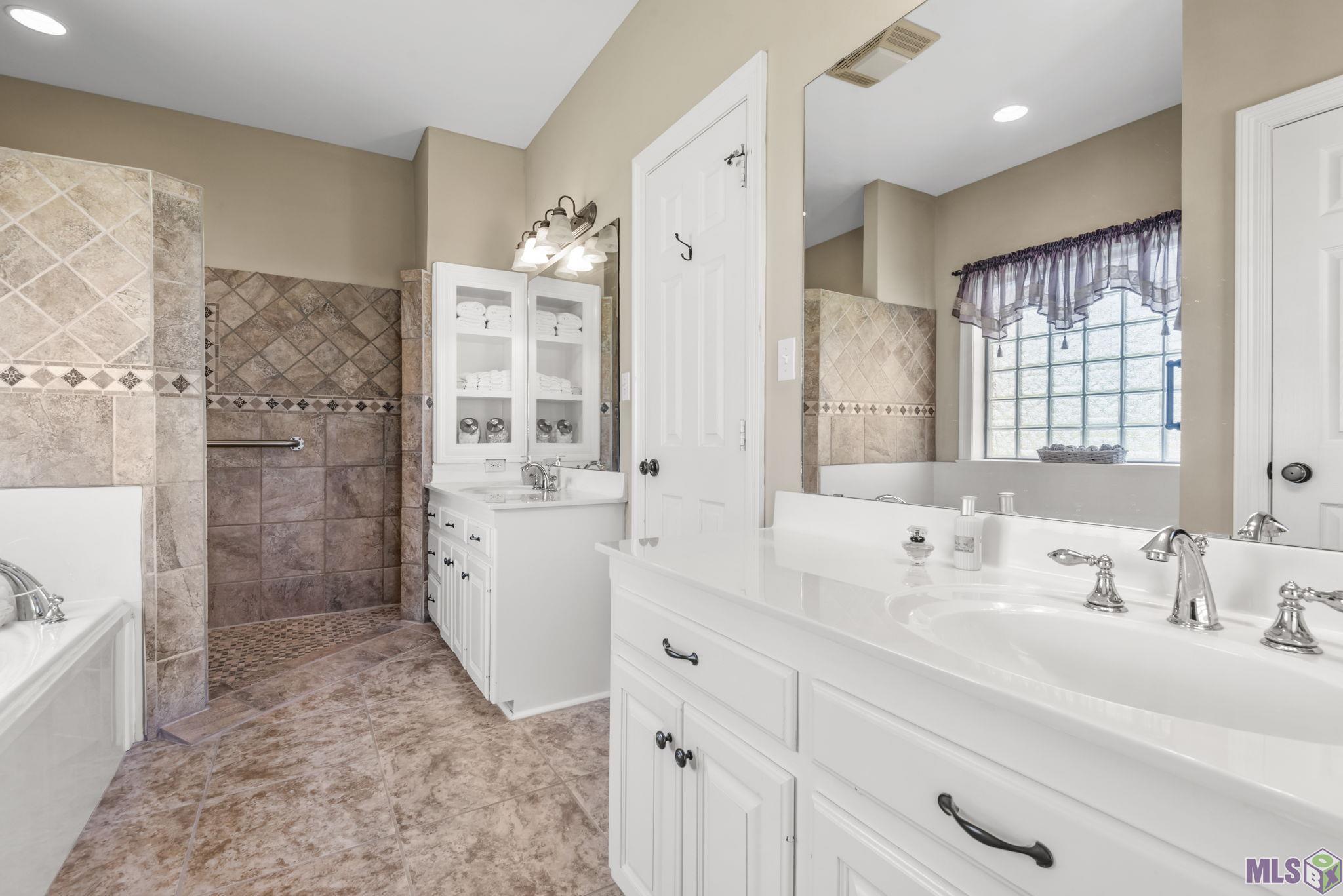 6755 River Run Court Addis, LA 70710 - Photo 6 of 12 Primary Bath