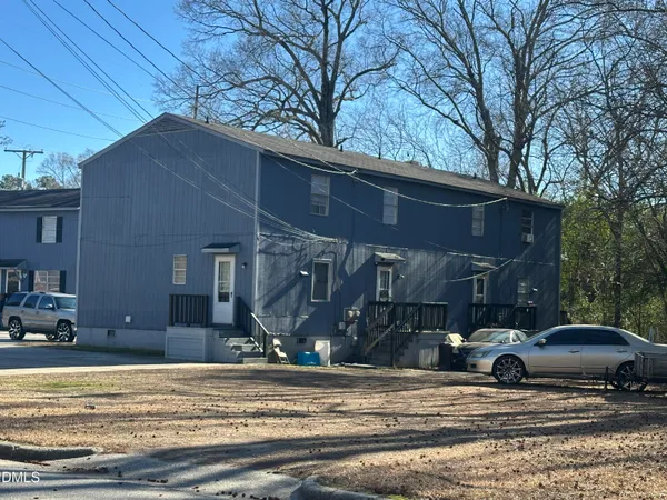 a view of a back yard of the house