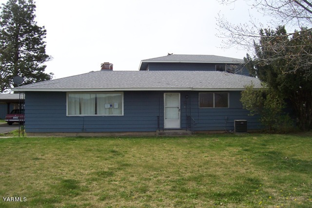 2660 Jones Road Wapato, WA 98951 - Photo 3 of 13 a view of a house with a yard