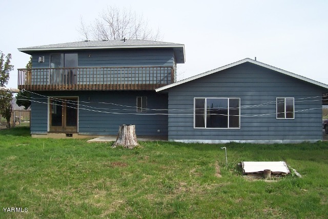 2660 Jones Road Wapato, WA 98951 - Photo 4 of 13 a brick house with a small yard and a large window