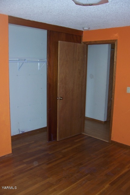 2660 Jones Road Wapato, WA 98951 - Photo 5 of 13 an empty room with wooden floor and closet