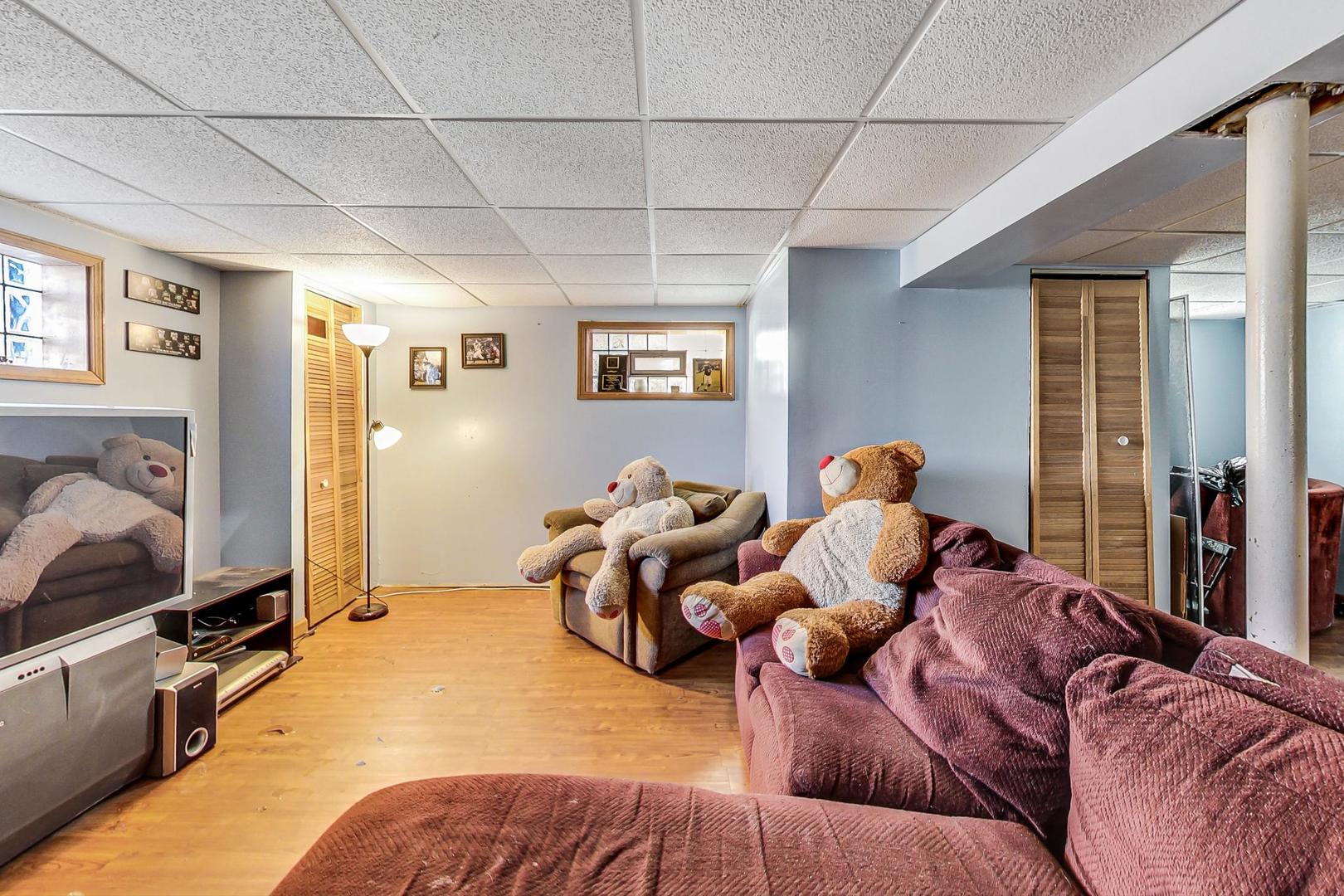 3616 West 116th Street Chicago, IL 60655 - Photo 23 of 33 a bed room with two bed and a flat screen tv