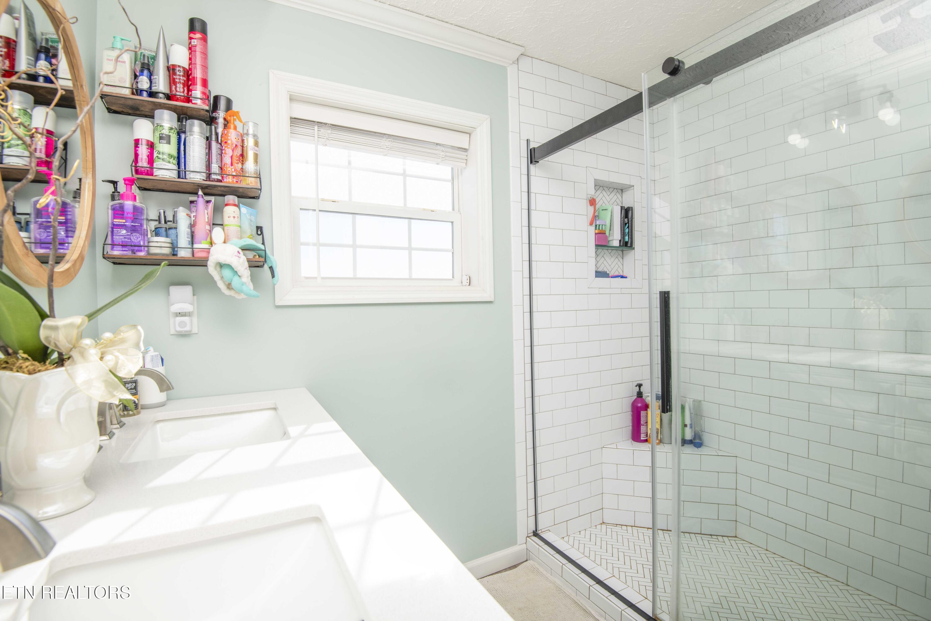 758 Grassy Hollow Road Tazewell, TN 37879 - Photo 30 of 51 Owners Suite Bath