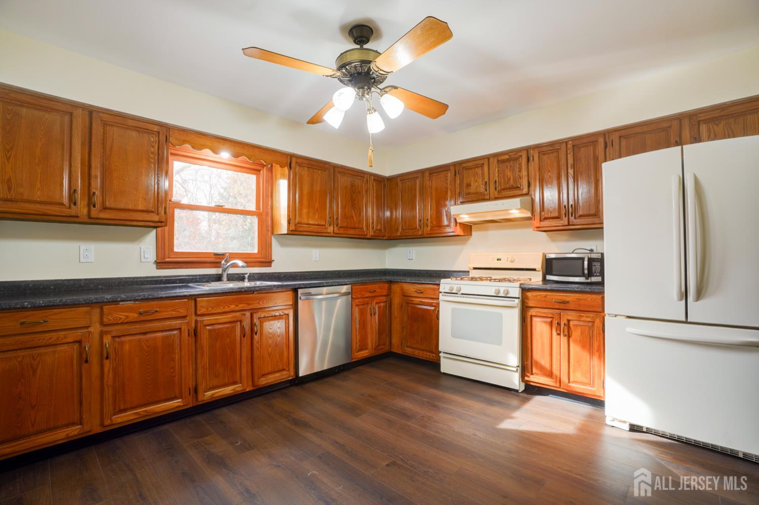 11 Lenox Street Edison, NJ 08817 - Photo 12 of 33