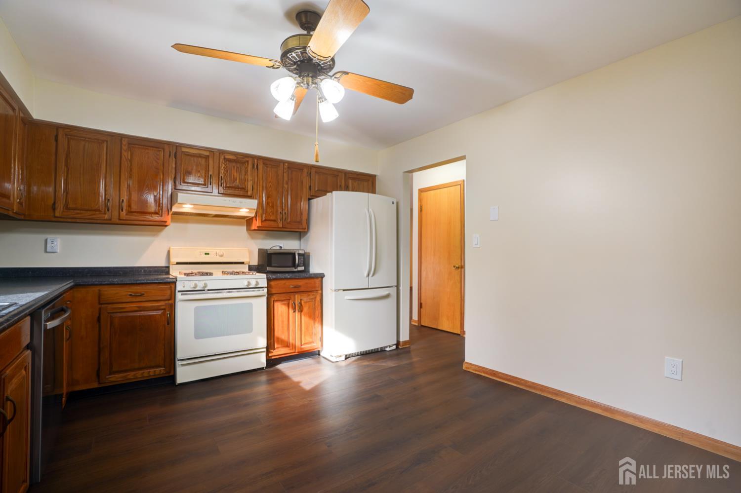 11 Lenox Street Edison, NJ 08817 - Photo 13 of 33